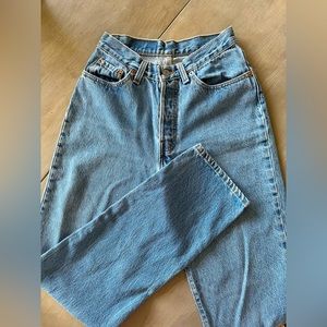 Vintage 501 Levi Mom Jeans  | Size 7, Short